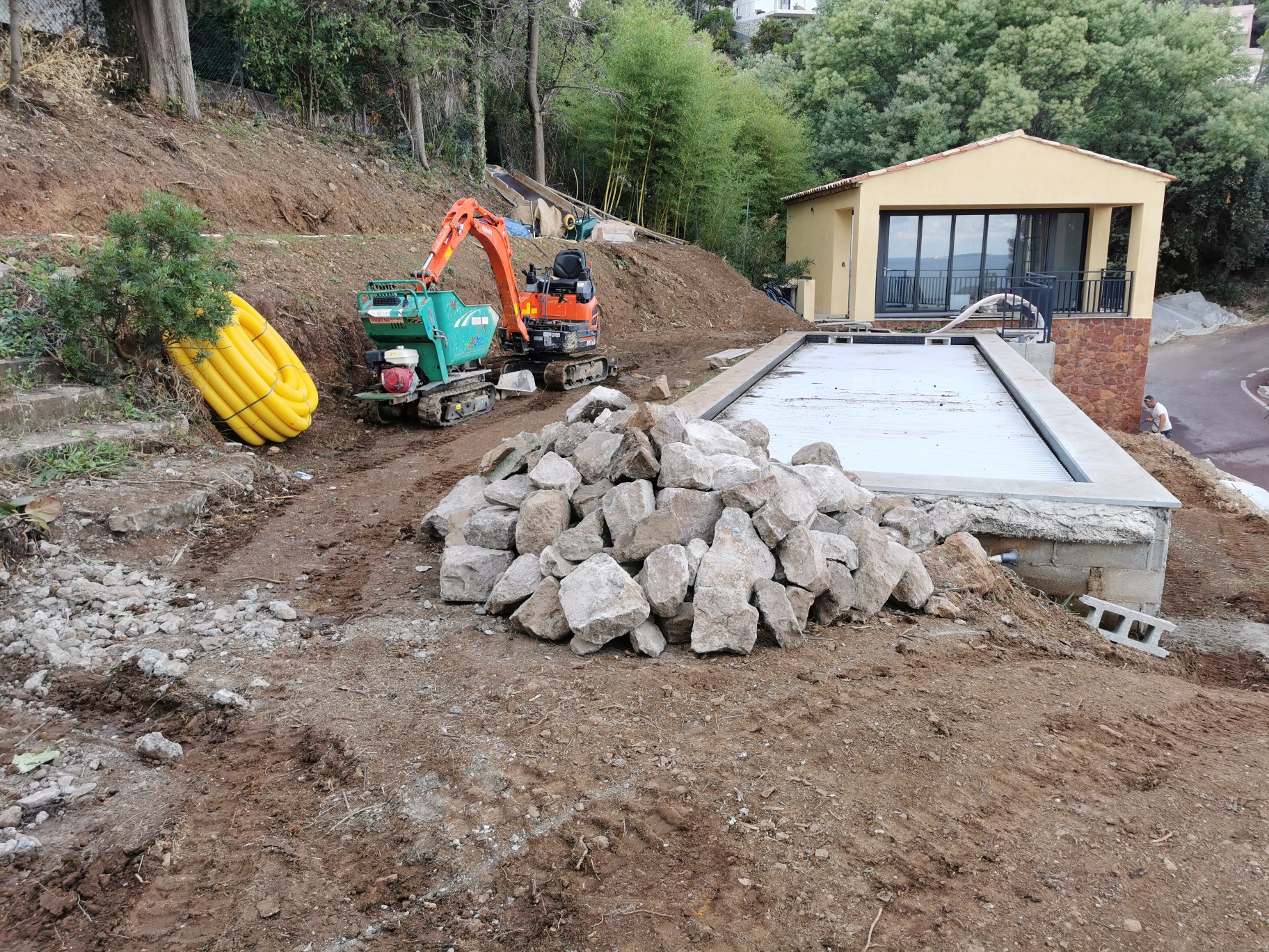 Jardin - Jardinier - Murs en pierres sèches - restanques - murs de soutènement - maçonnerie extérieures - maçonnerie paysagère - paysagiste - jardiniers - terrassement - terrasses - terrasse en bois