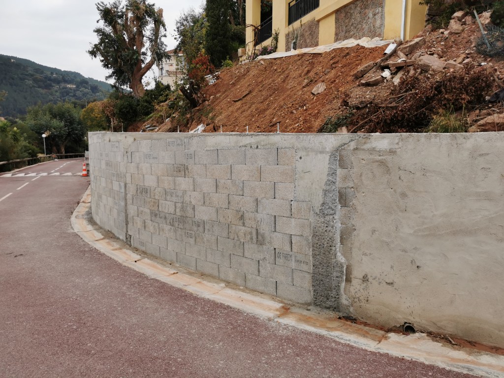 Mur de soutènement Théoule sur mer. Aménagement jardin