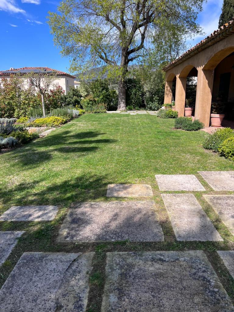 Pose de dalles en pierres massives. Massifs fleuris. Aménagements.