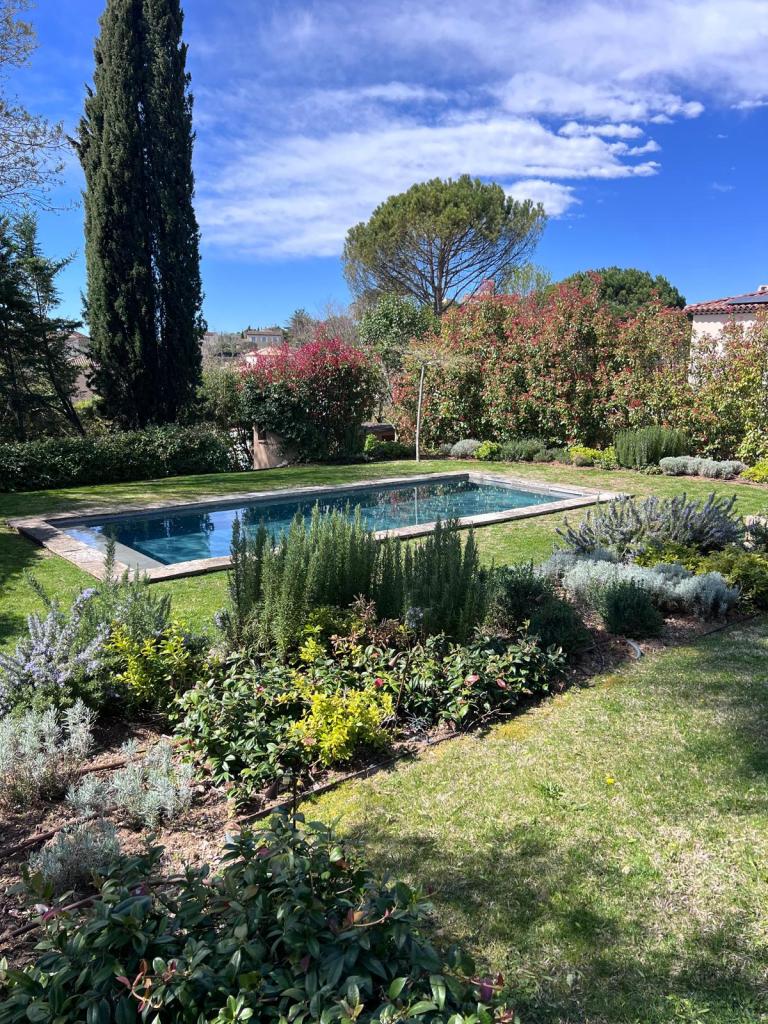 Jardin aménagé. Tailles et élagages effectués régulièrement pour entretien.